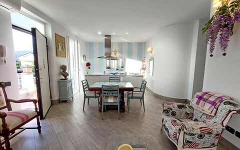 Appartamento Mare Azzurro: Mesa, Mueble, Propiedad, Marco, Edificio, Sofá, Silla, Casa, Diseño De Interiores, Amarillo