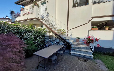 Appartamento Mare Azzurro: Planta, Edificio, Propiedad, Ventana, Casa, Arquitectura, Sombra, Mueble Para Exteriores, Pared, Superficie De La Carretera