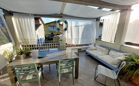 Appartamento Mare Azzurro: Mesa, Mueble, Planta, Sofá, Azur, Planta De Casa, Sombra, Madera, Sala, Suelo