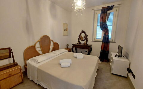 Appartamento Mare Azzurro: Mueble, Edificio, Comodidad, Mesa, Madera, Diseño De Interiores, Encendiendo, Marco De La Cama, Decoración, Suelo