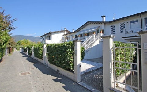 Appartamento Mare Azzurro: Cielo, Propiedad, Edificio, Planta, Ventana, Árbol, Diseño Urbano, Pendiente, Superficie De La Carretera