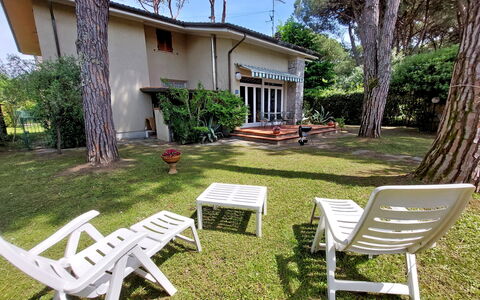 Casa La Pineta: Planta, Mueble, Edificio, Sombra, Árbol, Mueble Para Exteriores, Vegetación, Cielo, Ocio, Paisaje