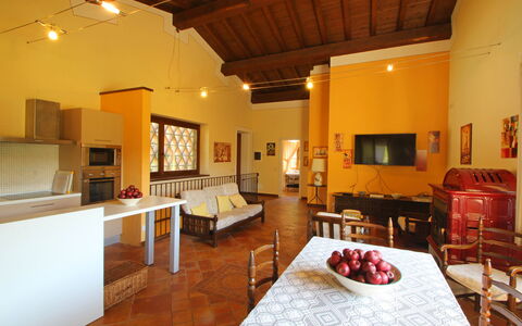 Casetta Verde: Mesa, Mueble, Propiedad, Silla, Diseño De Interiores, Suelo, Madera, Piso, Sala, Bienes Raíces