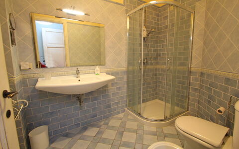 Casetta Verde: Marrón, Espejo, Arreglo De Tubería, Grifo, Lavabo, Propiedad, Edificio, Lavabo Del Baño, Baño