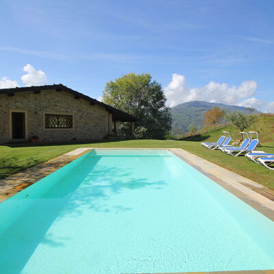 Casetta Verde: Agua, Nube, Cielo, Planta, Propiedad, Piscina, Edificio, Azur, Sombra, Árbol