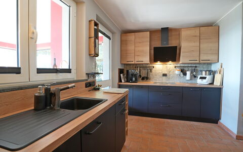 Villa Di Confine: Gabinetes, Lavabo, Fregadero, Grifo, Mostrador, Propiedad, Cocina, Ventana, Madera, Diseño De Interiores