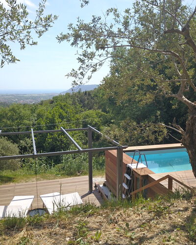Villa Di Confine: Planta, Cielo, Planta De La Comunidad, Árbol, Sombra, Vegetación, Piscina, El Terreno Del Lote, Hierba, Ocio
