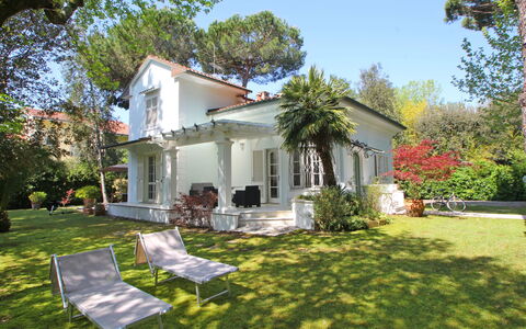 Villa Le Macchie: Planta, Cielo, Edificio, Propiedad, Ventana, Árbol, Casa, El Terreno Del Lote, Cabaña, Barrio Residencial