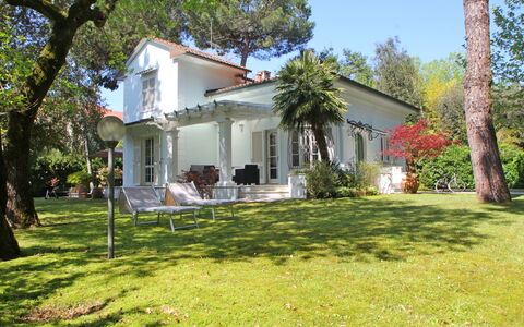Villa Le Macchie: Planta, Edificio, Propiedad, Ventana, Cielo, Árbol, Puerta, Botánica, Casa, El Terreno Del Lote