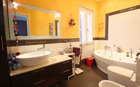 Panorama: Espejo, Grifo, Lavabo, Arreglo De Tubería, Propiedad, Fotografía, Lavabo Del Baño, Baño, Azul, Púrpura