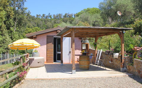 La Casetta: Planta, Cielo, Madera, Sombra, Árbol, Puerta, Cabaña, Biome, Ocio, Paisaje