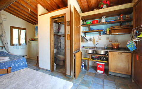 La Casetta: Propiedad, Mueble, Edificio, Azul, Gabinetes, Madera, Diseño De Interiores, Mostrador, Suelo, Aparato De Cocina