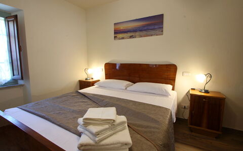 Apuane Retreat: Propiedad, Mueble, Comodidad, Ventana, Madera, Sombra, Diseño De Interiores, Encendiendo, Suelo