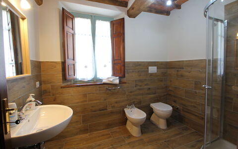 Apuane Retreat: Arreglo De Tubería, Lavabo, Propiedad, Grifo, Baño, Madera, Ventana, Diseño De Interiores, Lavabo Del Baño