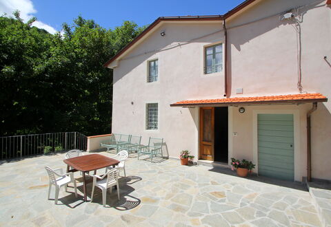 Apuane Retreat: Edificio, Propiedad, Planta, Ventana, Mesa, Sombra, Cielo, Casa, Cabaña, Madera