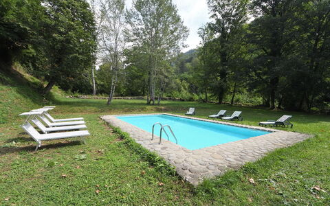 Villa Del Mulino: Agua, Planta, Piscina, Sombra, Árbol, Mueble Para Exteriores, Hierba, Cielo, Paisaje Natural, Ocio