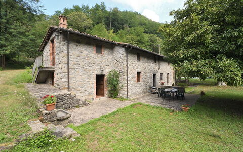 Villa Del Mulino: Planta, Propiedad, Cielo, Árbol, Paisaje Natural, Nube, Edificio, El Terreno Del Lote, Ventana, Cabaña