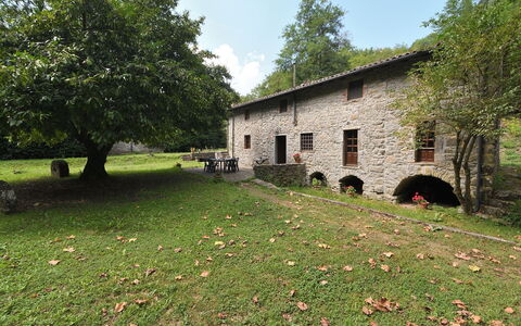 Villa Del Mulino: Planta, Propiedad, Cielo, Edificio, Ventana, Árbol, Paisaje Natural, Nube, El Terreno Del Lote, Casa