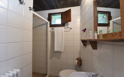 Villa Del Mulino: Espejo, Lavabo, Propiedad, Arreglo De Tubería, Grifo, Púrpura, Lavabo Del Baño, Baño, Diseño De Interiores, Edificio