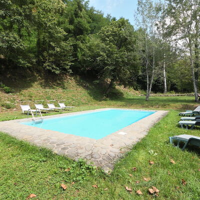 Villa Del Mulino: Planta, Sombra, El Terreno Del Lote, Cielo, Hierba, Cobertura Del Suelo, Piscina, Ocio, Mueble Para Exteriores, Árbol