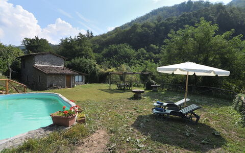 Casa Antelminelli: Planta, Agua, Cielo, Nube, Árbol, Mueble Para Exteriores, Sombra, Montaña, Edificio, Paisaje Natural