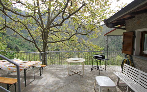 Casa Le Grotte: Mueble, Ventana, Planta, Mesa, Sombra, Árbol, Diseño De Interiores, Mueble Para Exteriores, Ocio, Mesa Al Aire Libre