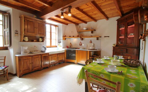 Casa Le Grotte: Gabinetes, Mueble, Mesa, Ventana, Mostrador, Comida, Madera, Diseño De Interiores, Aparato De Cocina, Cocina