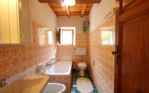 Casa Le Grotte: Propiedad, Arreglo De Tubería, Lavabo, Grifo, Diseño De Interiores, Madera, Baño, Bañera, Suelo, Bienes Raíces