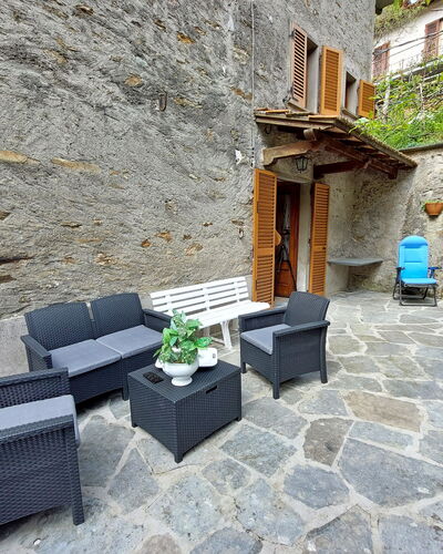Casa Le Grotte: Planta, Edificio, Ventana, Maceta, Planta De Casa, Sofá, Arquitectura, Mueble Para Exteriores, Superficie De La Carretera, Casa