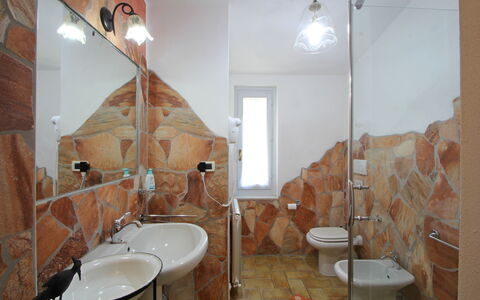 Casa Luigi: Espejo, Grifo, Lavabo, Lavabo Del Baño, Arreglo De Tubería, Baño, Madera, Diseño De Interiores, Encendiendo, Edificio