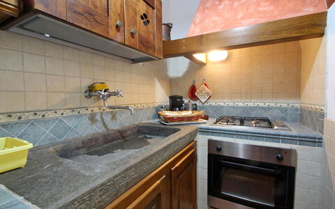 Casa Luigi: Mostrador, Gabinetes, Propiedad, Grifo, Estufa De Cocina, Cocina, Aparato De Cocina, Madera, Estufa De Gas, Arreglo De Tubería