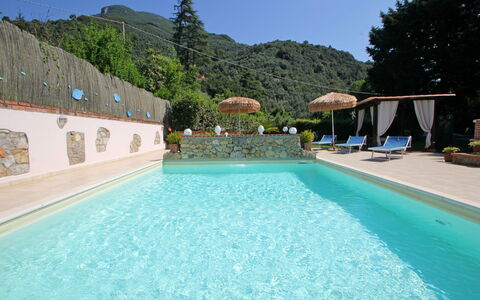 Casa Luigi: Agua, Cielo, Planta, Propiedad, Piscina, Azur, Naturaleza, Edificio, Árbol, Ocio