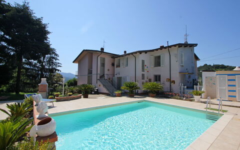 Casa Luigi: Agua, Planta, Cielo, Propiedad, Edificio, Piscina, Azur, Hierba, Árbol, Ocio