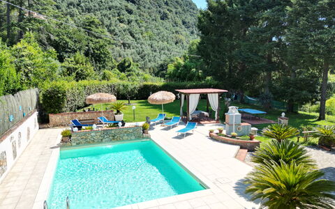 Casa Luigi: Agua, Planta, Piscina, Naturaleza, Azur, Cielo, Árbol, Ocio, Mueble Para Exteriores, Agua