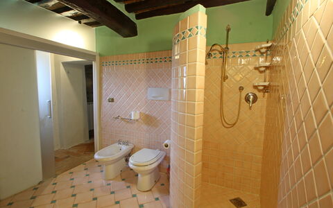 Villa L'antico Casale: Propiedad, Arreglo De Tubería, Baño, Diseño De Interiores, Baño, Piso, Suelo, Madera, Pared