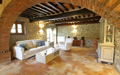 Villa L'antico Casale: Sofá, Madera, Diseño De Interiores, Suelo, Sala, Sofá Cama, Marco, Piso, Edificio, Bienes Raíces