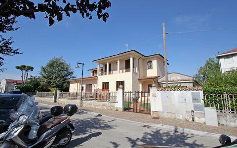 Appartamento Levante: Cielo, Edificio, Propiedad, Planta, Rueda, Ventana, Infraestructura, Superficie De La Carretera, Árbol