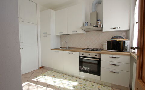 Appartamento Levante: Gabinetes, Mostrador, Edificio, Grifo, Cajón, Estufa De Cocina, Madera, Cocina, Estufa, Lavabo