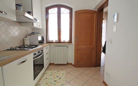 Appartamento Levante: Gabinetes, Mueble, Mostrador, Edificio, Ventana, Aparato De Cocina, Madera, Cajón, Puerta, Estufa De Cocina