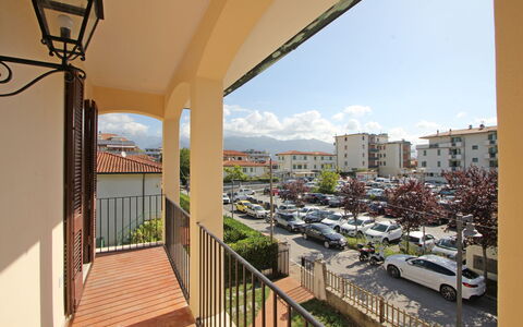 Appartamento Levante: Cielo, Edificio, Planta, Nube, Ventana, Coche, Rueda, Sombra, Diseño Urbano, Barrio