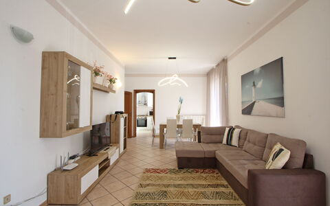 Appartamento Levante: Marco, Propiedad, Mueble, Sofá, Encendiendo, Diseño De Interiores, Sala, Suelo, Madera, Piso