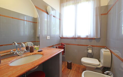 Appartamento Levante: Propiedad, Mueble, Ventana, Arreglo De Tubería, Lavabo, Edificio, Grifo, Diseño De Interiores, Gabinetes, Madera