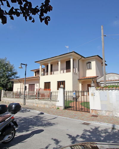 Appartamento Levante: Cielo, Edificio, Propiedad, Planta, Rueda, Ventana, Infraestructura, Superficie De La Carretera, Árbol
