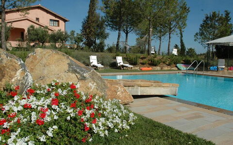Maremma Retreat: Agua, Planta, Flor, Cielo, Árbol, Ventana, Piscina, Edificio, Hierba, Bienes Raíces