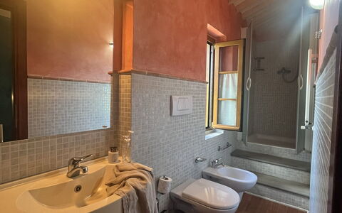 Maremma Retreat: Marrón, Grifo, Propiedad, Espejo, Arreglo De Tubería, Lavabo, Baño, Madera, Edificio, Lavabo Del Baño