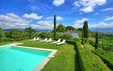 Villa Mami: Nube, Cielo, Agua, Planta, Tiempo De Día, Verde, Azul, Azur, Piscina, Paisaje Natural