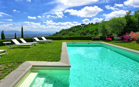 Villa Mami: Agua, Cielo, Nube, Propiedad, Planta, Piscina, Azur, Rectángulo, Paisaje Natural, Hierba