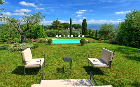 Villa Mami: Cielo, Planta, Nube, Mueble, Agua, Propiedad, Verde, Árbol, Paisaje Natural, Mueble Para Exteriores