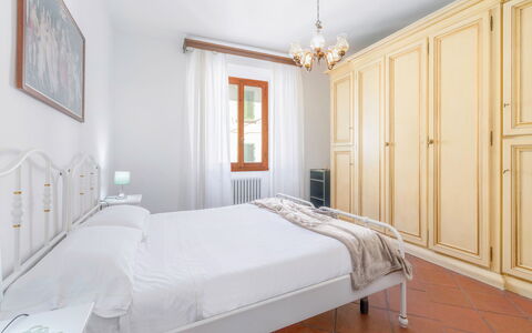 Cascine Apartment In Florence: Diseño De Interiores, Habitación, Cama, Mueble, Madera, Habitación, Piso, Sábana, Suelo, Techo