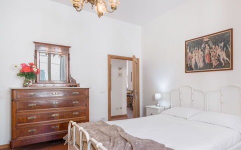 Cascine Apartment In Florence: Cama, Mueble, Habitación, Diseño De Interiores, Lecho, Sábana, Pared, Suelo, Madera, Piso